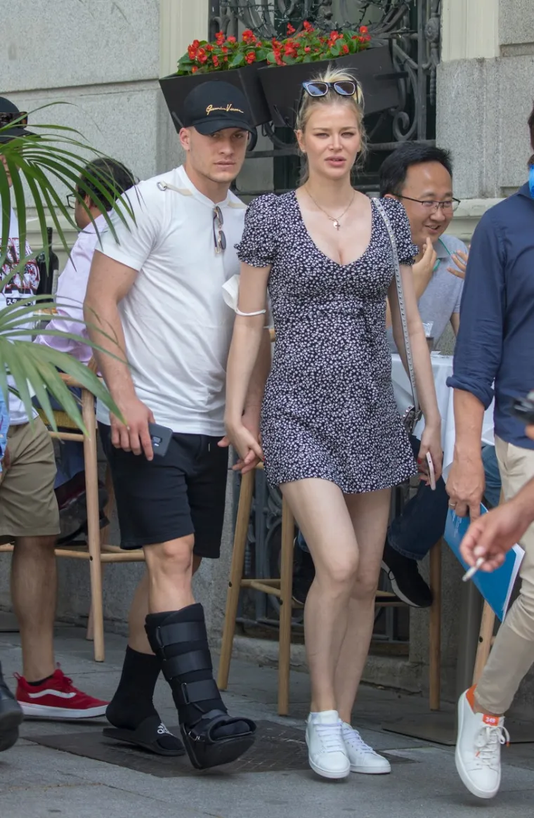 LUKA JOVIĆ OPET U SREDIŠTU KONTROVERZE: Srpski napadač šetao s lijepom Sofijom ulicama Madrida i pokazivao srednji prst