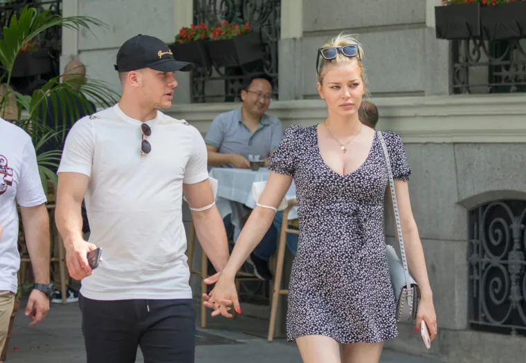 Srpski napadač Luka Jović neprimjerenom je gestom izazvao pažnju javnosti. Naime, dok se ovog tjedna šetao ulicama Madrida s trudnom djevojkom Sofijom Milošević, odlučio je pokazati srednji prst fotografu koji ih je snimao.    Take ponašanje u Realu teško da će proći nezapaženo s obzirom na to da je ipak riječ o Kraljevskom klubu. Joviće se, inače, našao u nemilosti vodstva kluba i trenera Zinedinea Zidanea nakon što se iz Beograda vratio s polomljenim stopalom. Ništa ne bi bilo upitno da pritom nije zatajio ozljedu. åç