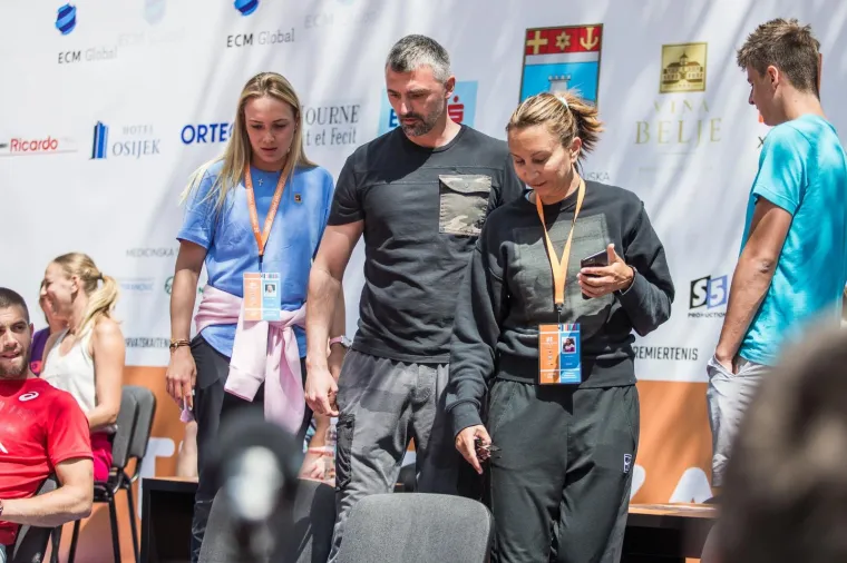 Umirovljena sportašica pritom je neke iznenadila svojim izgledom. Naime, Majoli je nedavno na društvenim mrežama otkrila da se podvrgla kontroverznom tretmanu pomlađivanja - tzv. 'vampirskom faceliftingu'. Radi se o neinvanzivnom tretmanu kojim se vlastitom krvlju, bez skalpela, pomlađuje koža.