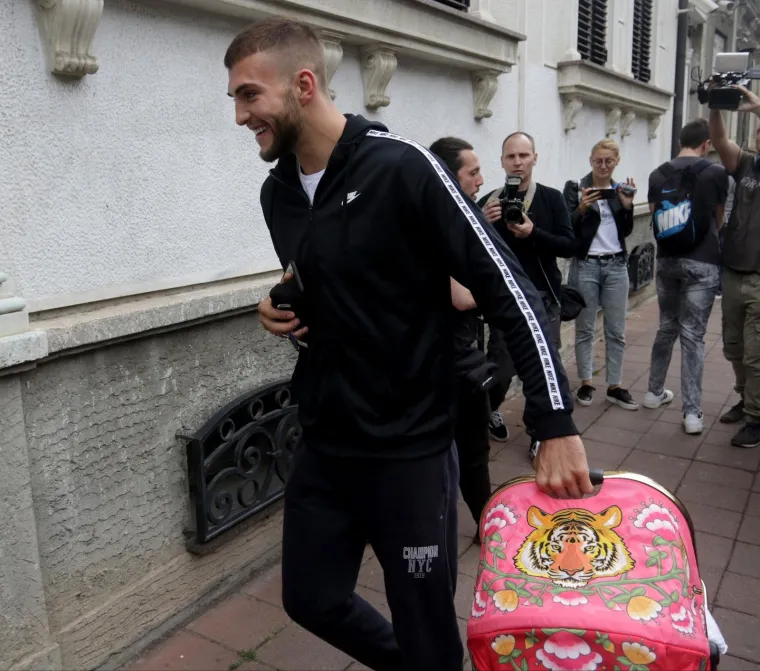 Beba je dobila ime po djedu, a ono što je odmah privuklo pažnju mnogih bio je uzorak nosiljke koju je ponosni tata Veljko nosio u ruci.  Naime, uzorak tigra još je jedna posveta njemu, s obzirom na to da su tigrovi bili Arkanova postrojba.