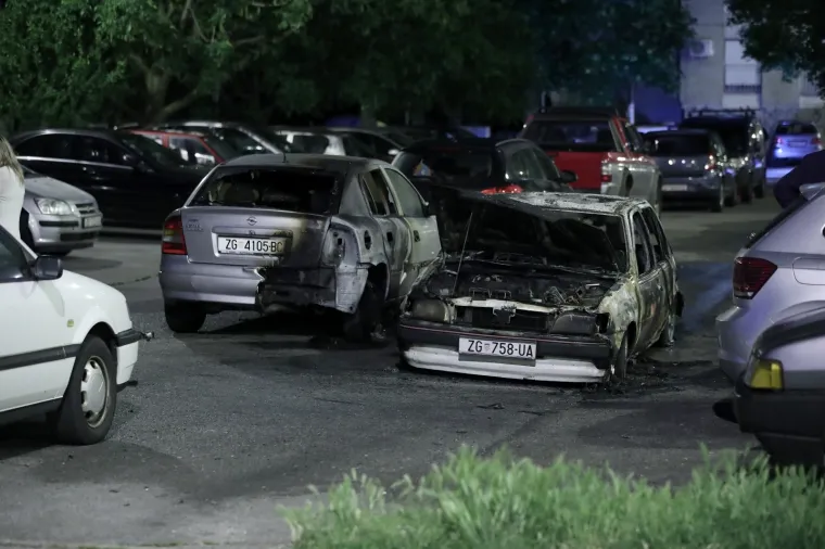 VOZAČ U ZAGREBU NOĆAS JEDVA IZVUKAO ŽIVU GLAVU: Auto mu se zapalio u vožnji, uspio je izletjeti van prije tragedije