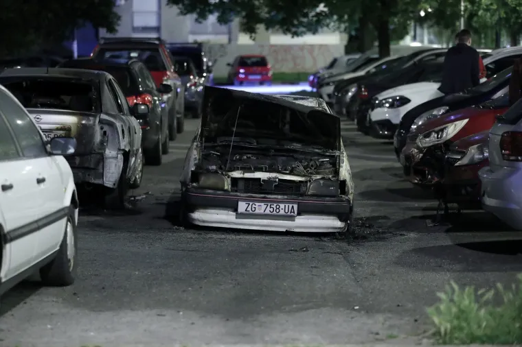 VOZAČ U ZAGREBU NOĆAS JEDVA IZVUKAO ŽIVU GLAVU: Auto mu se zapalio u vožnji, uspio je izletjeti van prije tragedije