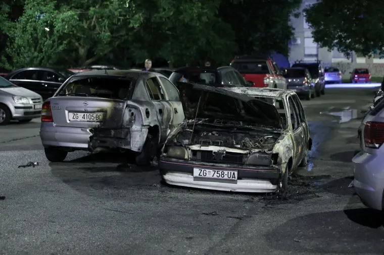 VOZAČ U ZAGREBU NOĆAS JEDVA IZVUKAO ŽIVU GLAVU: Auto mu se zapalio u vožnji, uspio je izletjeti van prije tragedije