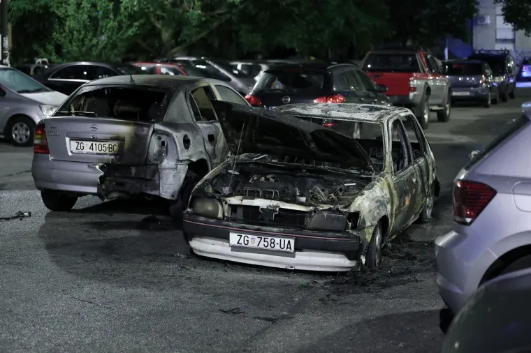VOZAČ U ZAGREBU NOĆAS JEDVA IZVUKAO ŽIVU GLAVU: Auto mu se zapalio u vožnji, uspio je izletjeti van prije tragedije