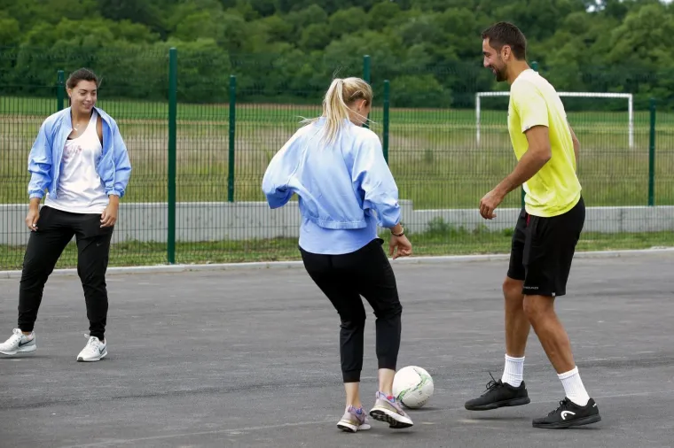 [FOTO] ČILIĆ I EKIPA HAKLALI NOGAČ I IZGUBILI: Pokazali su veliko srce i oduševili najmlađe