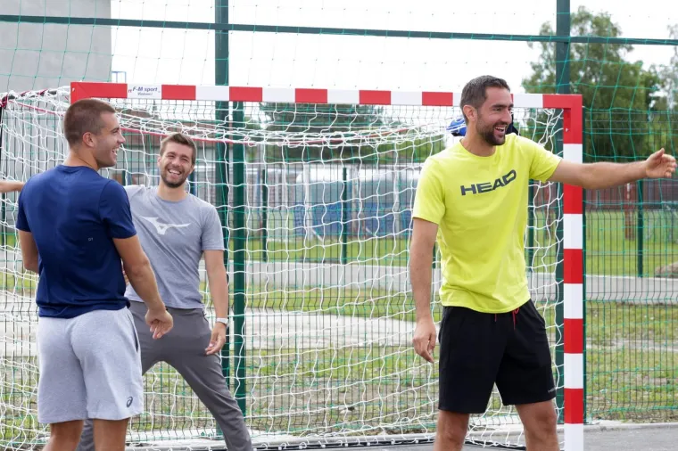 [FOTO] ČILIĆ I EKIPA HAKLALI NOGAČ I IZGUBILI: Pokazali su veliko srce i oduševili najmlađe
