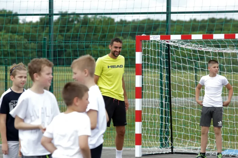 [FOTO] ČILIĆ I EKIPA HAKLALI NOGAČ I IZGUBILI: Pokazali su veliko srce i oduševili najmlađe