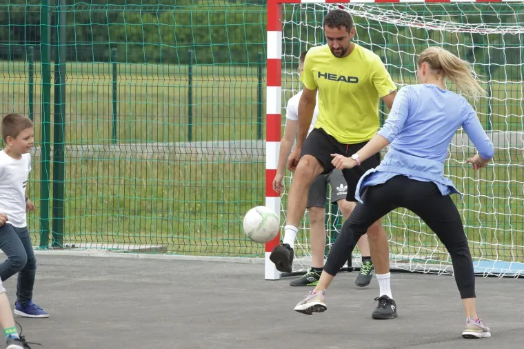 [FOTO] ČILIĆ I EKIPA HAKLALI NOGAČ I IZGUBILI: Pokazali su veliko srce i oduševili najmlađe