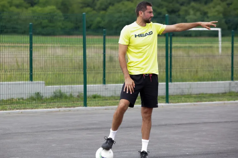 [FOTO] ČILIĆ I EKIPA HAKLALI NOGAČ I IZGUBILI: Pokazali su veliko srce i oduševili najmlađe