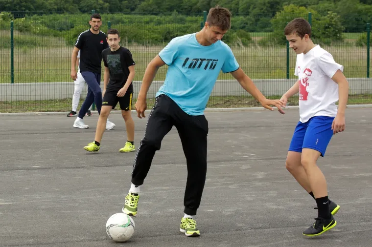 [FOTO] ČILIĆ I EKIPA HAKLALI NOGAČ I IZGUBILI: Pokazali su veliko srce i oduševili najmlađe