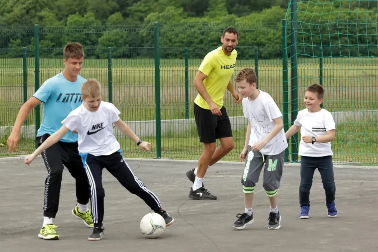[FOTO] ČILIĆ I EKIPA HAKLALI NOGAČ I IZGUBILI: Pokazali su veliko srce i odu&scaron;evili najmlađe