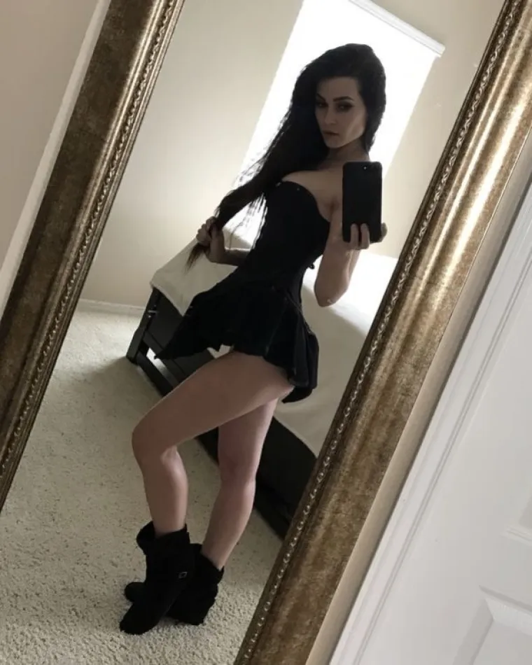 DOLJE KORZETI, UGNJETAVAČI ŽENSKIH OBLINA: Jedinstveni slučaj kad se ba&scaron; svi slažu jer im grudi kipe iz oskudnih ko&scaron;arica