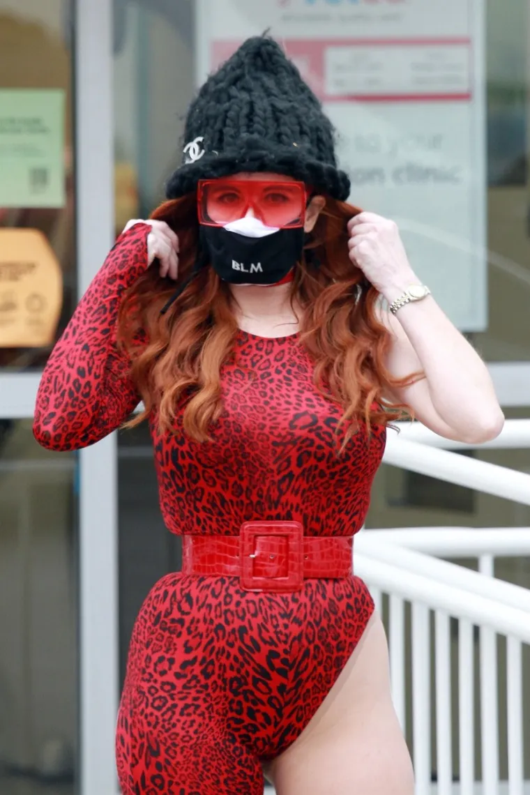 Ekscentrična američka glumica Phoebe Price pridružila se prosvjedima u SAD-u kako bi dala svoju podršku borbi protiv rasizma, ali je za tu prigodu odabrala najbizarniji mogući outfit.