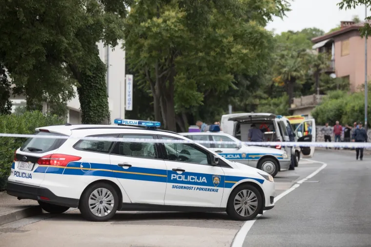 PROMETNA NESREĆA U RIJECI: Vozač motocikla udario u ogradu i na mjestu preminuo