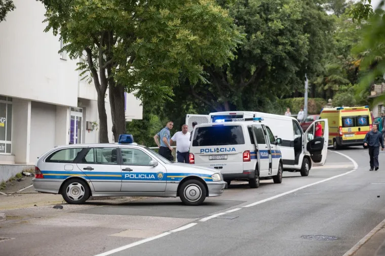 PROMETNA NESREĆA U RIJECI: Vozač motocikla udario u ogradu i na mjestu preminuo