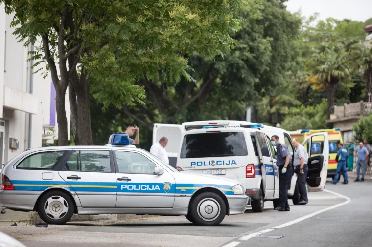 PROMETNA NESREĆA U RIJECI: Vozač motocikla udario u ogradu i na mjestu preminuo