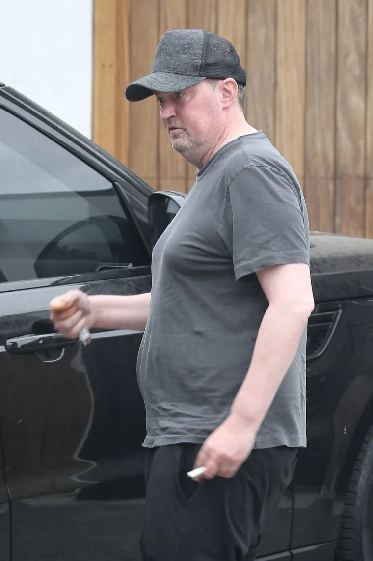 Objektiv fotoaparata uhvatio je glumca Matthewa Perryja (50), koji je našoj publici najpoznatiji po ulozi Chandlera Binga iz popularne humoristične serije "Prijatelji", kad je posjetio jednu ljekarnu u Malibuu. Foto: Profimedia