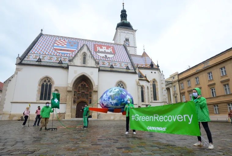 Članovi Greenpeacea na Markov trg donijeli planetu Zemlju spojenu na infuziju