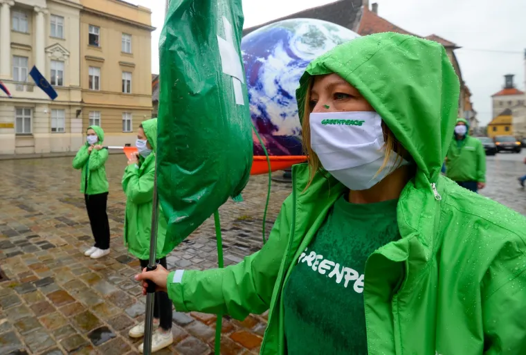 Članovi Greenpeacea na Markov trg donijeli planetu Zemlju spojenu na infuziju