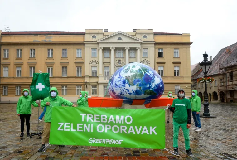Članovi Greenpeacea na Markov trg donijeli planetu Zemlju spojenu na infuziju