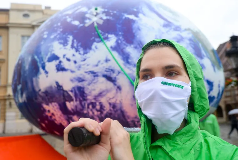 Članovi Greenpeacea na Markov trg donijeli planetu Zemlju spojenu na infuziju