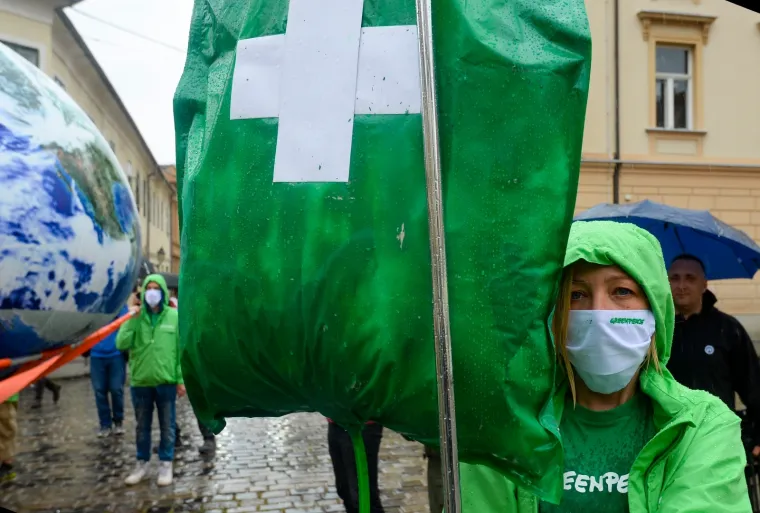 Članovi Greenpeacea na Markov trg donijeli planetu Zemlju spojenu na infuziju