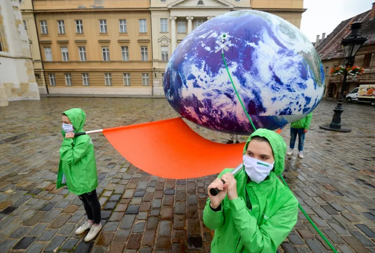 Članovi Greenpeacea na Markov trg donijeli planetu Zemlju spojenu na infuziju