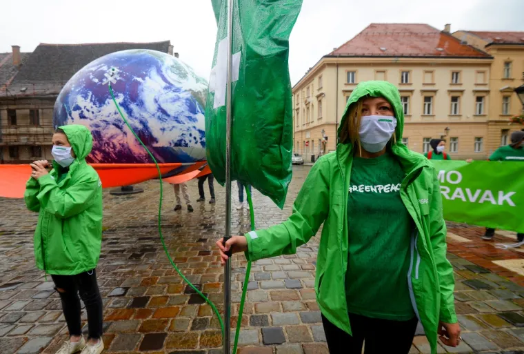 Članovi Greenpeacea na Markov trg donijeli planetu Zemlju spojenu na infuziju