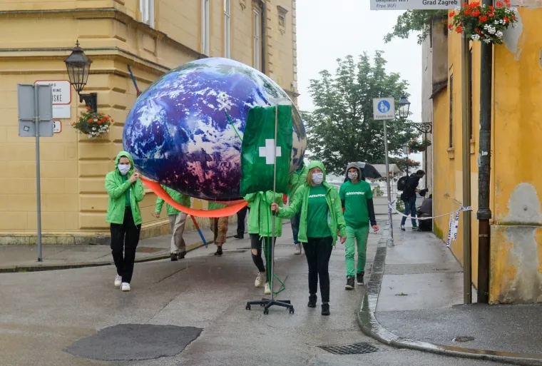 Članovi Greenpeacea na Markov trg donijeli planetu Zemlju spojenu na infuziju
