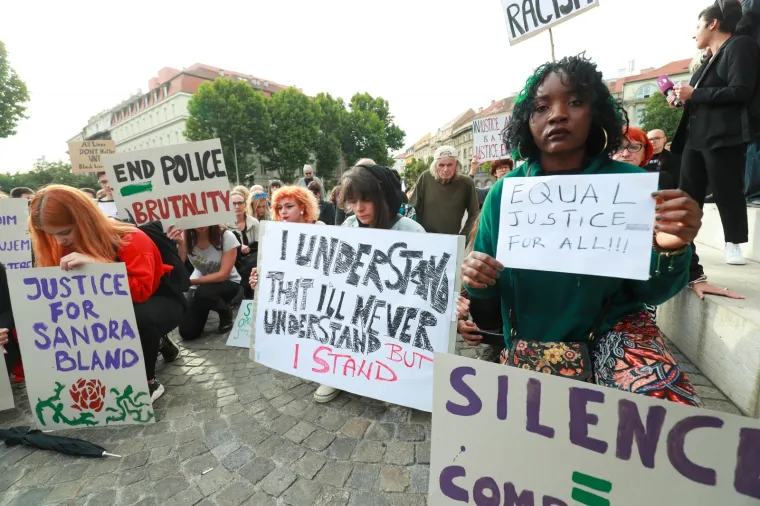 09.06.2020., Zagreb - Inicijativa protiv policijskog nasilja i rasizma organizirala prosvjednu akciju na Trgu zrtava fasizma. Cilj akcije je iskazati solidarnost s pokretom "Black Lives Matter" u SAD-u i tamosnjim prosvjedima protiv policijskog nasilja. Photo: Sanjin Strukic/PIXSELL