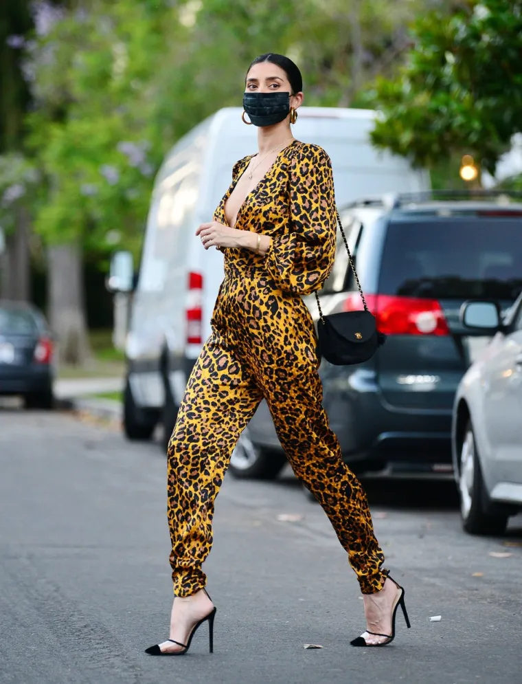 Manekenka i reality zvijezda Nicole Williams odjenula je Ronny Kobo kombinezon s leopard uzorkom, koji košta 600 dolara (oko 4.000 kuna), te je krenula na večeru u zapadnom Hollywoodu. Foto: Profimedia