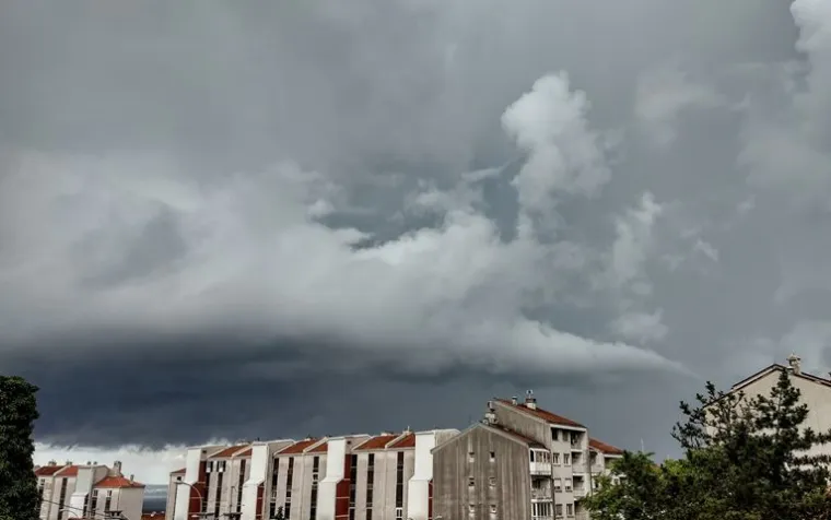 Snažno nevrijeme u Istri: Divovska pijavica i oblaci djelovali su kao da dolazi apokalipsa