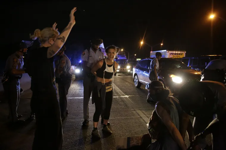 Amerika gori! Prosvjednici spalili restoran jer je policija ubila jo&scaron; jednog crnca