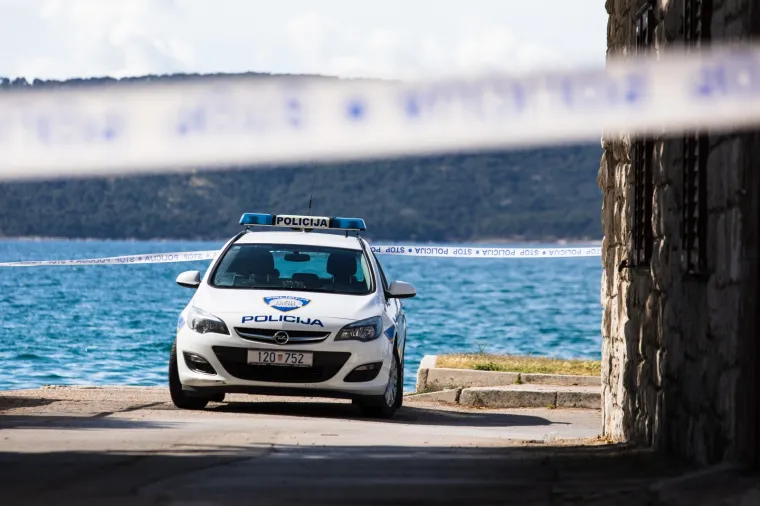 U krvavom obračunu u Ka&scaron;telima ubijen mu&scaron;karac, dvoje ozlijeđenih: Policija uhitila tri osobe