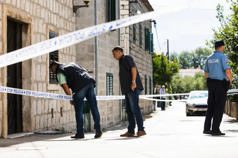 U krvavom obračunu u Ka&scaron;telima ubijen mu&scaron;karac, dvoje ozlijeđenih: Policija uhitila tri osobe