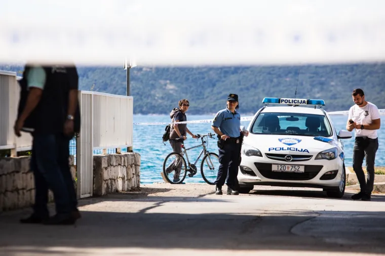 U krvavom obračunu u Ka&scaron;telima ubijen mu&scaron;karac, dvoje ozlijeđenih: Policija uhitila tri osobe