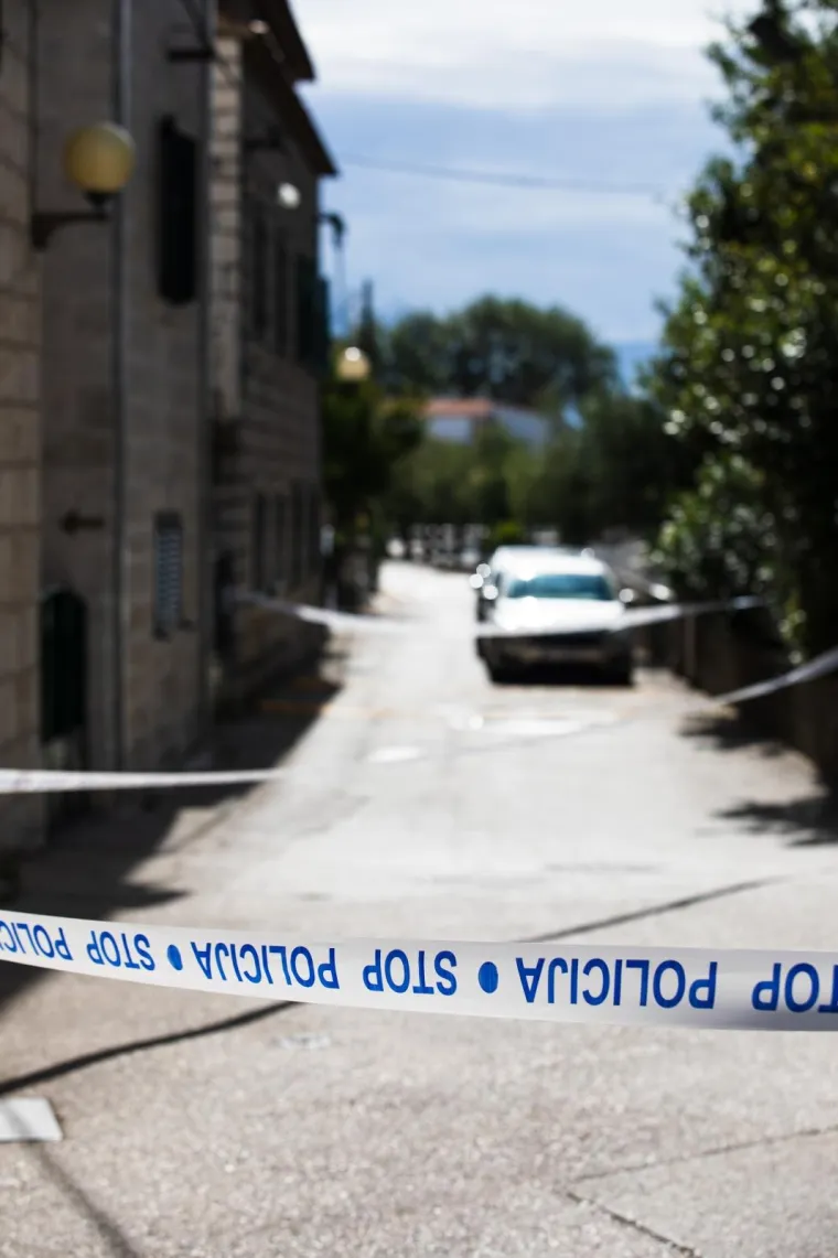 U krvavom obračunu u Ka&scaron;telima ubijen mu&scaron;karac, dvoje ozlijeđenih: Policija uhitila tri osobe