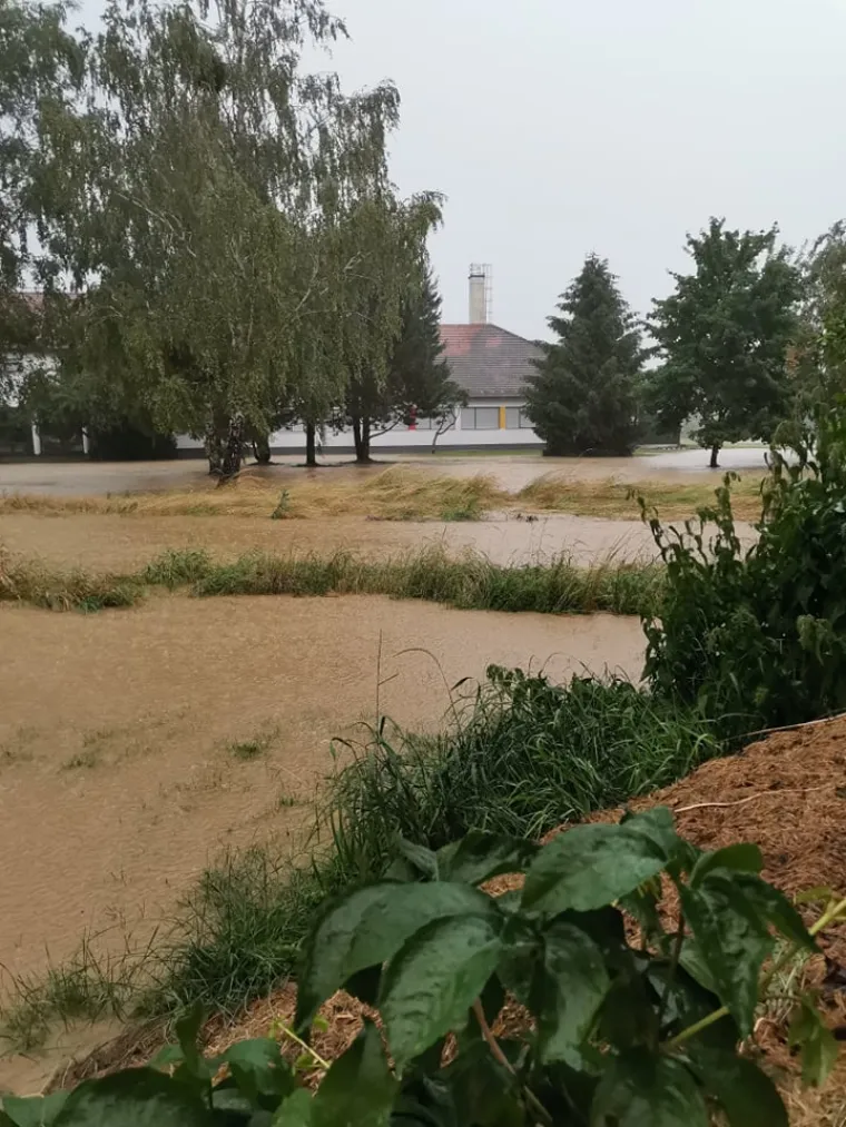 Izlila se Trnava u Međimurju, poplavljeni vrtovi i dvori&scaron;ta: Ljudi očajni - sve im uni&scaron;teno