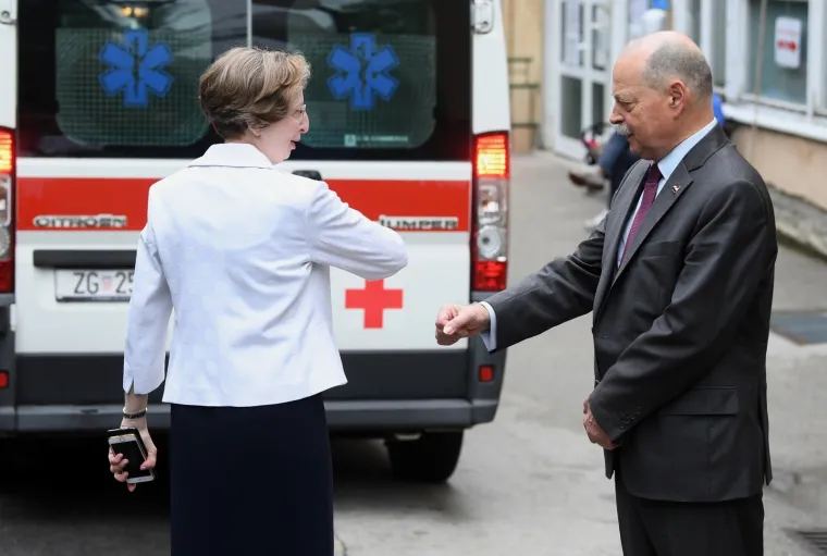 Predsjednik Vlade Andrej Plenković posjetio je Kliniku za infektivne bolesti "Dr. Fran Mihaljević". Nakon sastanka s predstavnicima Uprave na čelu s ravnateljicom klinike, prof. dr. Alemkom Markotić, obišao je Centralni dijagnostički laboratorij klinike i stroj COBAS 6800 vrijedan pet milijuna kuna koji je prvi takav u ovom dijelu Europe. Alemka Markotić i državni tajnik, prim. Željko Plazonić, čudno su se rukovali prilikom susreta nakon što mu je Markotić umjesto ruke pružila lakat.