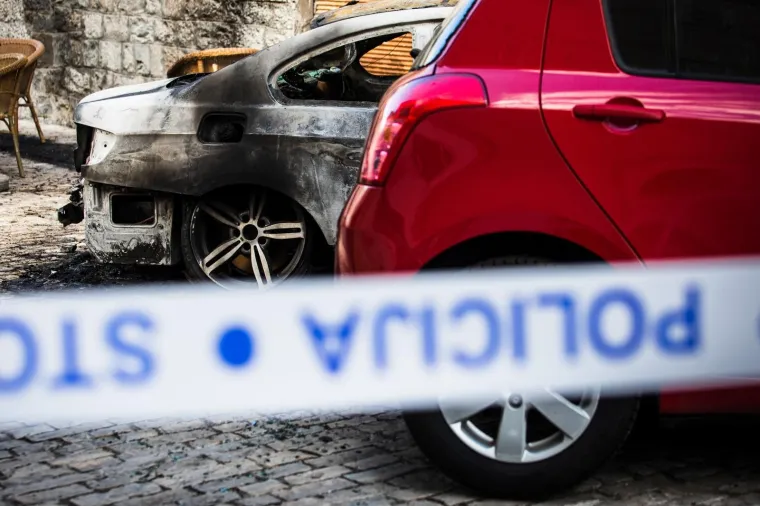 POŽAR U KAŠTEL LUKŠIĆU: Potpuno izgorio parkirani BMW, a dijelom i parkirani Suzuki