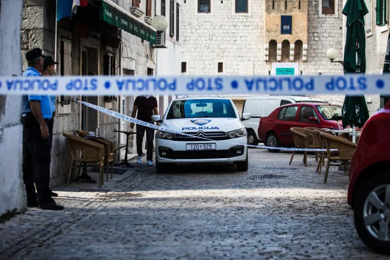 POŽAR U KAŠTEL LUKŠIĆU: Potpuno izgorio parkirani BMW, a dijelom i parkirani Suzuki