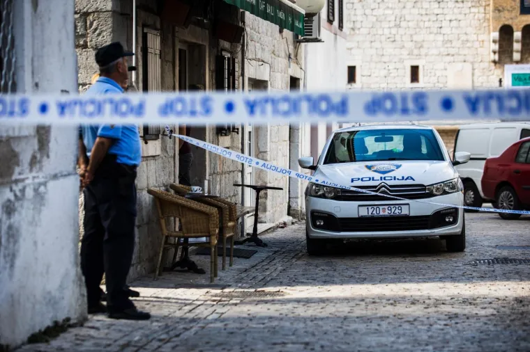 POŽAR U KAŠTEL LUKŠIĆU: Potpuno izgorio parkirani BMW, a dijelom i parkirani Suzuki