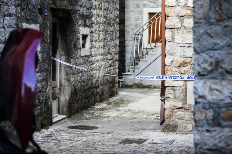 POŽAR U KAŠTEL LUKŠIĆU: Potpuno izgorio parkirani BMW, a dijelom i parkirani Suzuki