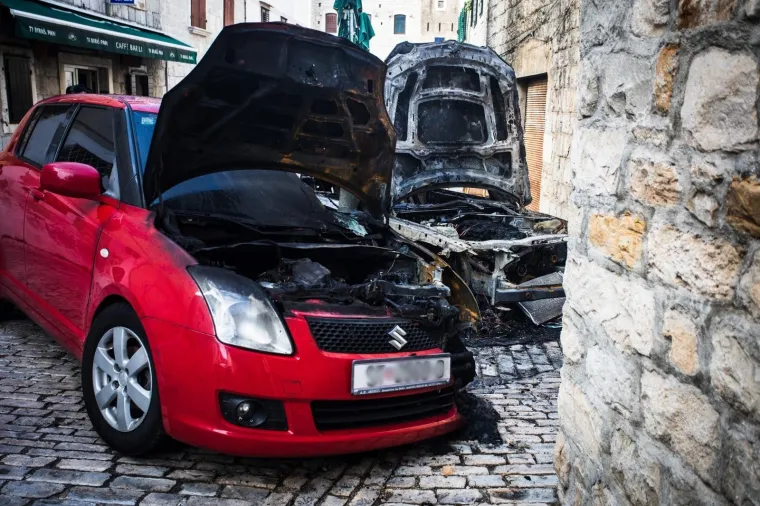 POŽAR U KAŠTEL LUKŠIĆU: Potpuno izgorio parkirani BMW, a dijelom i parkirani Suzuki