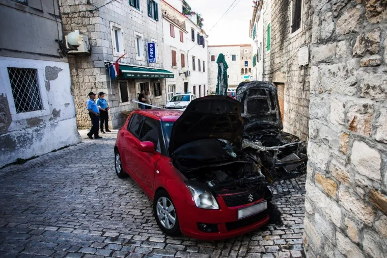 POŽAR U KAŠTEL LUKŠIĆU: Potpuno izgorio parkirani BMW, a dijelom i parkirani Suzuki
