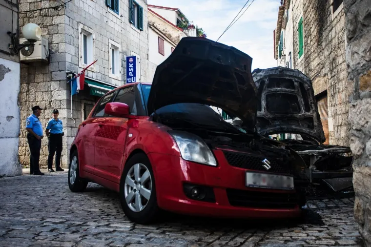 POŽAR U KAŠTEL LUKŠIĆU: Potpuno izgorio parkirani BMW, a dijelom i parkirani Suzuki