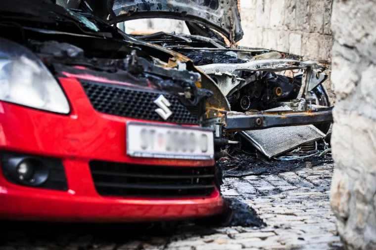 POŽAR U KAŠTEL LUKŠIĆU: Potpuno izgorio parkirani BMW, a dijelom i parkirani Suzuki