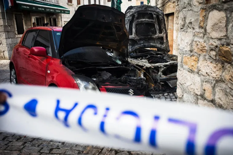 Poslali mu novu poruku: Zapaljeni BMW u Ka&scaron;telima pripada Jozi Čabraji!