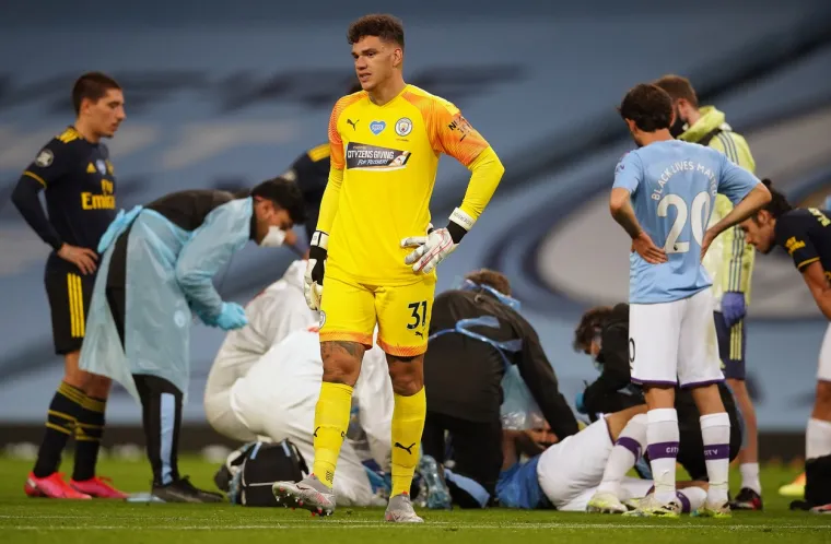 Španjolski nogometaš i branič Manchester Cityja, Eric Garcia (19), ostao je nepomićno ležati nakon sudara sa svojim vratarom Edersonom u 81. minuti utakmice s Arsenalom. Nakon jednog centaršuta vratar je istrčao kako bi izbio loptu, a na putu mu se našao suigrač ste su se sudarili. Garcia je ostao nepomično ležati na travnjaku te je nakon što mu je pružena pomoć na nosilima iznesen. Independent javlja da se sumnja na ozljedu glave, no to je sve za sada neslužbeno.