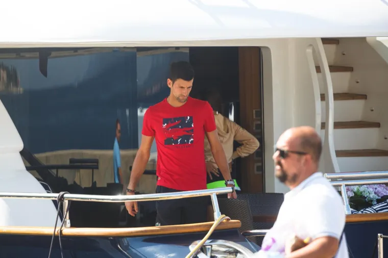 Prvi tenisač svijeta Novak Đoković nalazi se u Zadru gdje je do&scaron;ao na humanitarni turnir Adria Tour.  U Hrvatsku je stigao sa suprugom i djecom, a boravit će na luksuznoj jahti Asha. Kako javlja vi&scaron;e hrvatskih medija, tjedni najam te jahte u "&scaron;pici sezone" iznosi 50 tisuća eura.Photo: Marko Dimic/PIXSELL